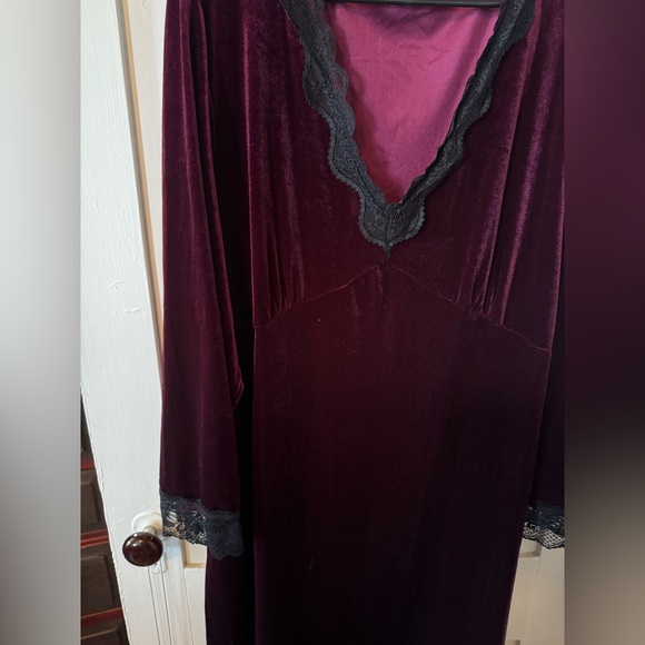 Maroon gown with black lace trim - Picture 2 of 3